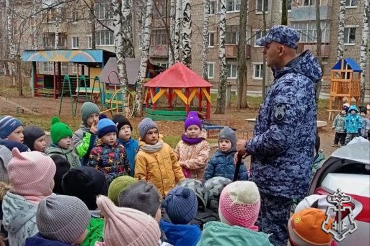 СОТРУДНИКИ ВНЕВЕДОМСТВЕННОЙ ОХРАНЫ ПОЗНАКОМИЛИ ДОШКОЛЬНИКОВ С РАБОТОЙ РОСГВАРДИИ
