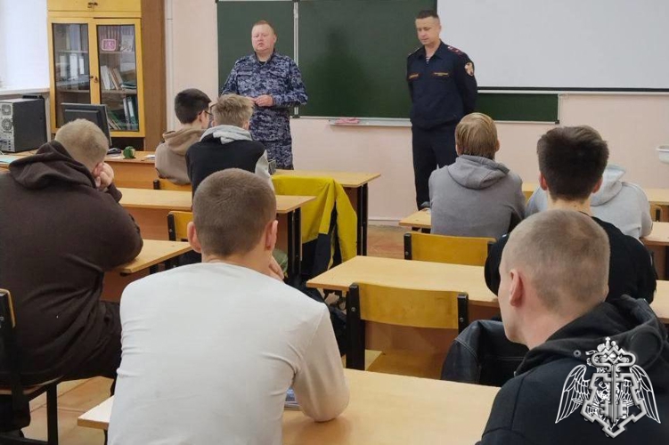 В ПЕРМСКОМ КРАЕ РОСГВАРДЕЙЦЫ ПРОВЕЛИ ПРОФОРИЕНТАЦИОННУЮ ВСТРЕЧУ СО СТУДЕНТАМИ КОЛЛЕДЖА