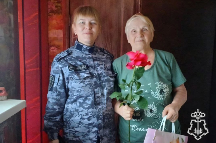 В ПЕРМСКОМ КРАЕ СОТРУДНИКИ ВНЕВЕДОМСТВЕННОЙ ОХРАНЫ РОСГВАРДИИ ПОЗДРАВИЛИ С ДНЕМ МАТЕРИ, МАМУ ПОГИБШЕЙ ВОЕННОСЛУЖАЩЕЙ