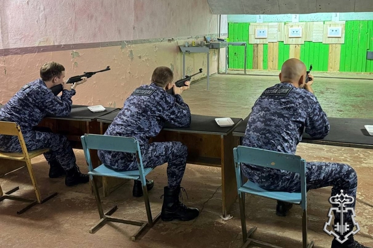 В ПРИКАМЬЕ СОТРУДНИКИ ВНЕВЕДОМСТВЕННОЙ ОХРАНЫ РОСГВАРДИИ ПРИНЯЛИ УЧАСТИЕ В ПЕРВЕНСТВЕ ПО ПУЛЕВОЙ СТРЕЛЬБЕ