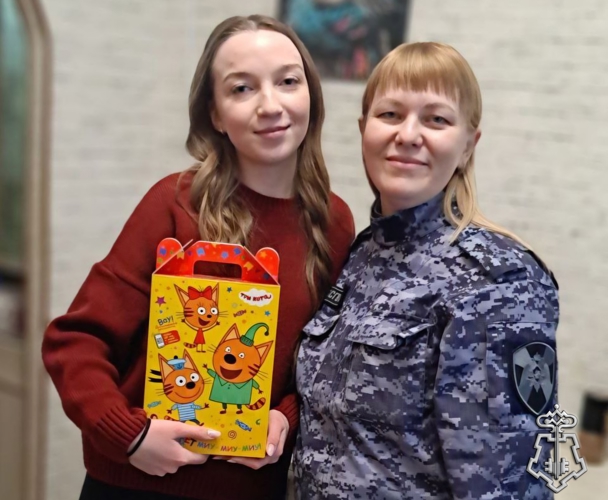В ПЕРМСКОМ КРАЕ РОСГВАРДЕЙЦЫ ПОЗДРАВИЛИ С ПРАЗДНИКАМИ СЕМЬИ ПОГИБШИХ СОТРУДНИКОВ