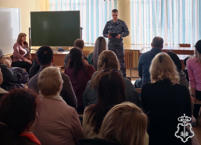 В ПЕРМСКОМ КРАЕ В РАМКАХ ЮБИЛЕЙНЫХ МЕРОПРИЯТИЙ РОСГВАРДИИ СОТРУДНИКИ ВНЕВЕДОМСТВЕННОЙ ОХРАНЫ ПРОВЕЛИ БЕСЕДУ С РОДИТЕЛЯМИ ШКОЛЬНИКОВ