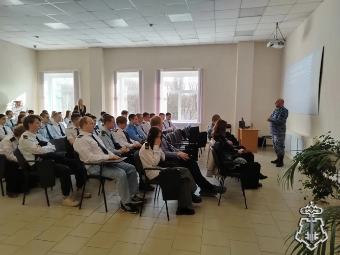 В ПЕРМСКОМ КРАЕ РОСГВАРДЕЙЦЫ ПРОВЕЛИ УРОК МУЖЕСТВА ДЛЯ СТУДЕНТОВ ТЕХНИКУМА