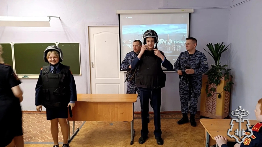 СОТРУДНИКИ ВНЕВЕДОМСТВЕННОЙ ОХРАНЫ РОСГВАРДИИ ПЕРМСКОГО КРАЯ ПРОВЕЛИ УРОК МУЖЕСТВА ДЛЯ КАДЕТ