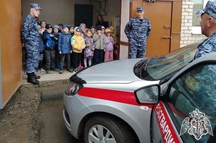 СОТРУДНИКИ РОСГВАРДИИ ПРОВЕЛИ «УРОК БЕЗОПАСНОСТИ» ДЛЯ ВОСПИТАННИКОВ ДЕТСКОГО САДА В ПЕРМСКОМ КРАЕ