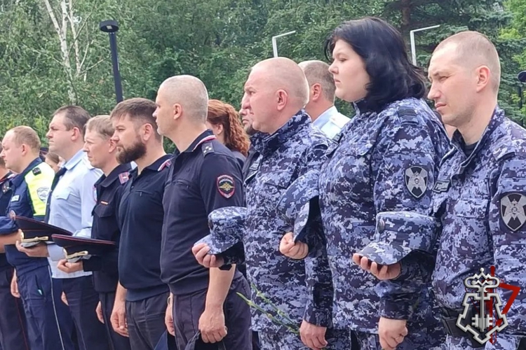 СОТРУДНИКИ РОСГВАРДИИ ПРИНЯЛИ УЧАСТИЕ В ПАМЯТНОЙ АКЦИИ, ПОСВЯЩЁННОЙ 85-Й ГОДОВЩИНЕ НАЧАЛА ВЕЛИКОЙ ОТЕЧЕСТВЕННОЙ ВОЙНЫ В КРАСНОКАМСКЕ