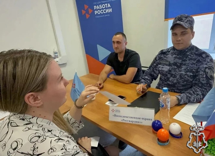 СОТРУДНИКИ РОСГВАРДИИ ПРИНЯЛИ УЧАСТИЕ В ЯРМАРКЕ ВАКАНСИЙ В ГОРОДЕ ЧУСОВОЙ