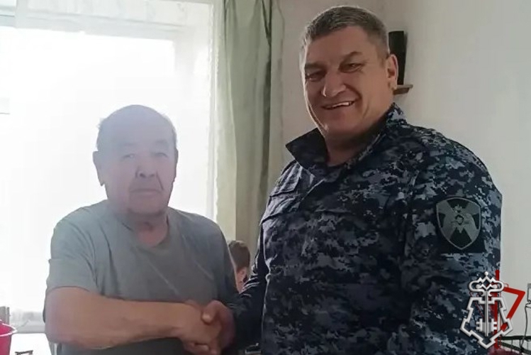 НАЧАЛЬНИК КУНГУРСКОГО ОТДЕЛА ВНЕВЕДОМСТВЕННОЙ ОХРАНЫ ПОЗДРАВИЛ ВЕТЕРАНА ВЕДОМСТВА С 80-ЛЕТИЕМ