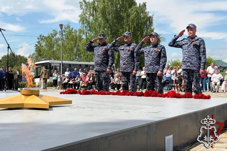 СОТРУДНИКИ РОСГВАРДИИ ПРИНЯЛИ УЧАСТИЕ В ЦЕРЕМОНИИ ЗАЖЖЕНИЯ ВЕЧНОГО ОГНЯ У МЕМОРИАЛА «СКОРБЯЩАЯ МАТЬ» В ГОРОДЕ КУНГУР