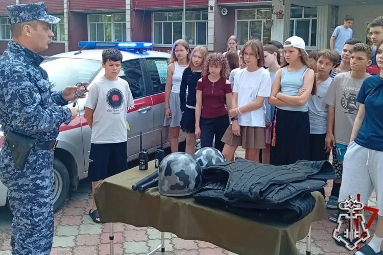 УРОК МУЖЕСТВА В «АЛМЕДЕ»: РОСГВАРДИЯ УЧИТ ДЕТЕЙ БЕЗОПАСНОСТИ И ОТВЕТСТВЕННОСТИ В ПЕРМИ