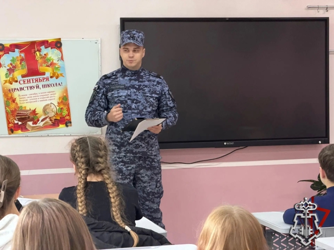 Сотрудник Росгвардии провел урок мужества для школьников города Чусовой