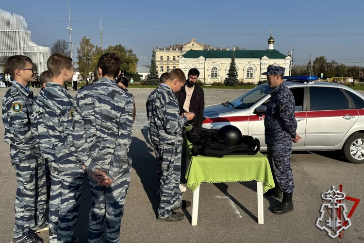 Росгвардия учила детей безопасности в Кунгуре