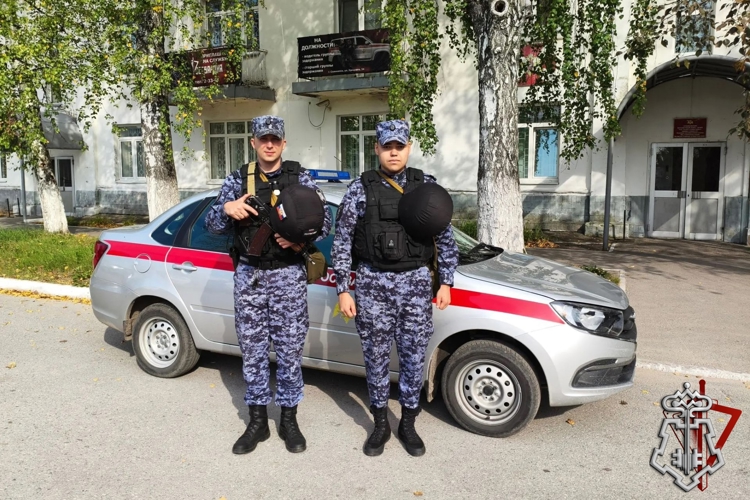 В Соликамске сотрудники вневедомственной охраны Росгвардии  оказали помощь мужчине, почувствовавшему себя плохо 