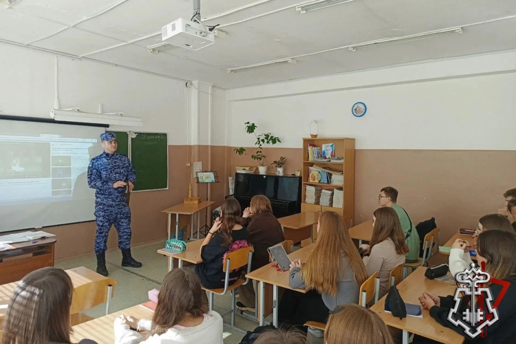 Сотрудники Росгвардии провели патриотическое мероприятие в городе Чусовом