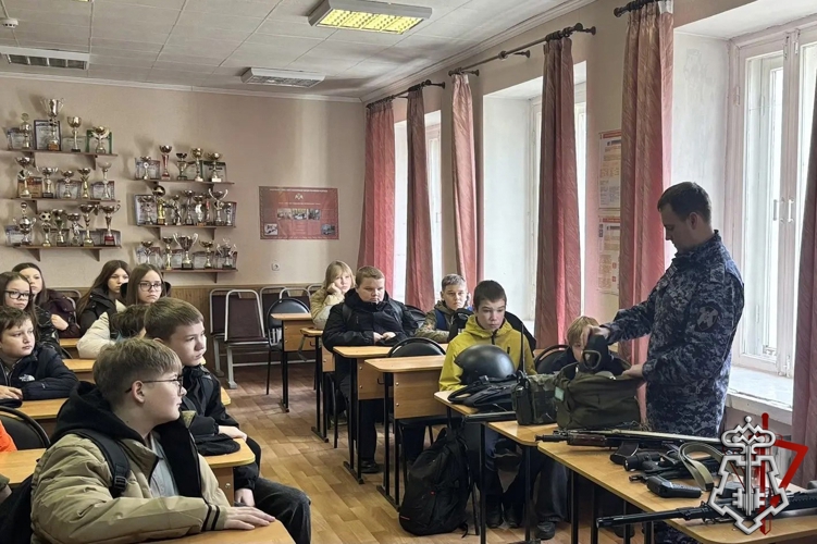 В Кунгуре для школьников росгвардейцы провели «День открытых дверей»