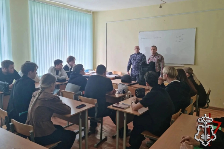 В Соликамске росгвардейцы провели урок мужества