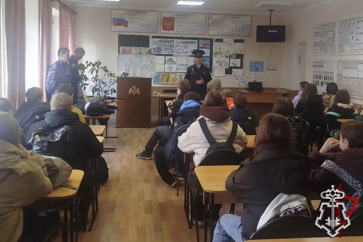 В Кунгуре для школьников росгвардейцы провели «День открытых дверей»