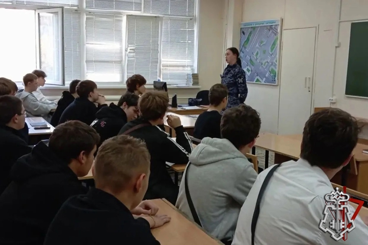 В Чайковском техникуме сотрудник Росгвардии провела урок мужества для студентов